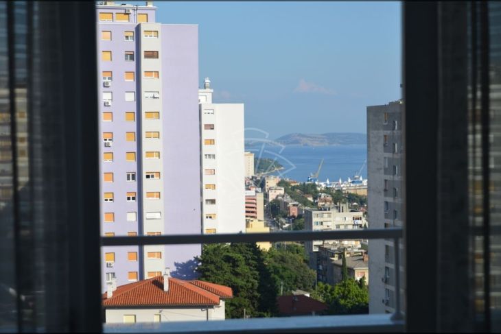 Stan u zgradi, Najam, Rijeka, Istok